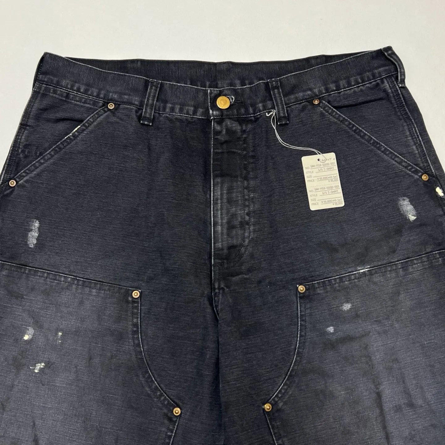SAINT Mxxxxxx DOUBLE KNEE SHORTS/BLK Knee patches splashed with ink, washed and damaged denim shorts. Washed black S-XL. Custom woven and dyed denim denim with clear texture. Rewashed and faded to create local mottled fading/hole effects. Artificial distressing to simulate natural traces of wear. Original consistent damage treatment. Hand splashed ink and paint. Original consistent wash mark/pocket mark. Double knee patch. Rivet reinforcement. Improve functionality and enhance design.